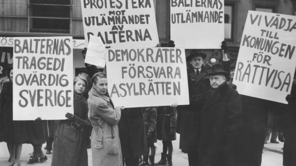Året är 1945 och några svenskar demonstrerar förgäves mot genomförandet av baltutlämningen.