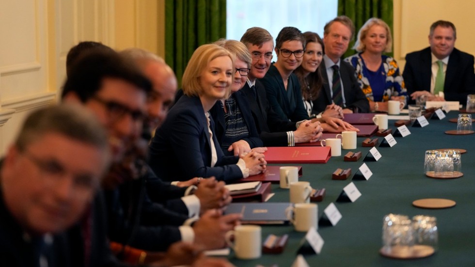 Liz Truss håller i sitt första regeringsmöte på 10 Downing Street.