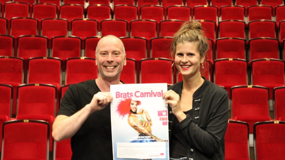 Lars Johansson och Linnea Nestor från Riksteatern i Vimmerby hoppas att den färgsprakande föreställningen Brats carnival, som snart kommer till Vimmerby, ska locka både mer publik och fler medlemmar till teaterföreningen.