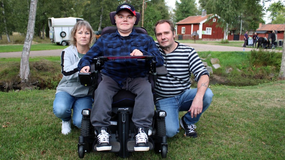 Familjedagen hölls i Gästgivarehagen i Vimmerby, insamling till forskning kring muskelsjukdomen Duchennes. Marcus Aftelöv tillsammans med föräldrarna Lena och Jörgen.