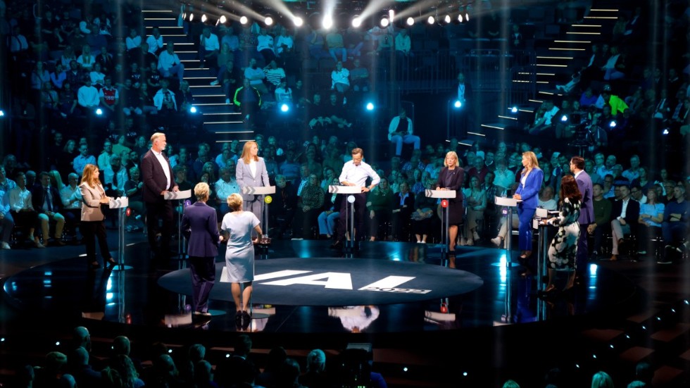 Från vänster: Nooshi Dadgostar (V), Johan Pehrson (L), Annie Lööf (C), Ulf Kristersson (M), Magdalena Andersson (S), Ebba Busch (KD), Ulf Kristersson (M) och Märta Stenevi (MP) under TV4:s partiledardebatt.