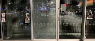 Man stal ishacka från sportaffär och slog sönder entrén • Anställd: "Känns bra att ingen av mina kollegor är skadad"