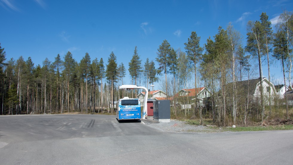 I dag har LLT sin ändhållplats vid Värnpliktsgatan, men när Kronanvägen byggs förvandlas återvändsgränden till ny genomfartsled. Boende i närheten är kritiska till vägen.