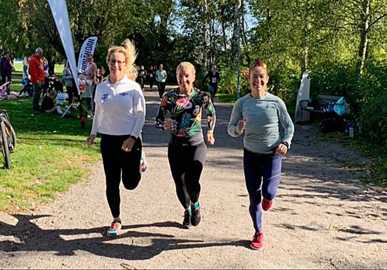 Anna Iwers Isaksson, Viktoria Dahl och Elmina Saksi anordnade Run of Hope i Ljuraparken.