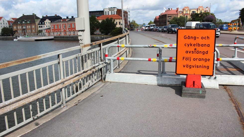 Gång och cykelbanan på Hamnbron är redan avstängd. Nu ska två av körfälten för biltrafiken stängas av också.