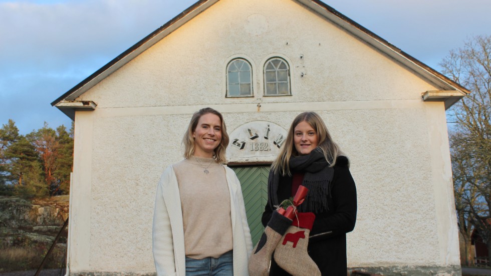 Elin Sjöberg och Nora Johnsson framför det gamla Elimkapellet, där julmarknaden äger rum.