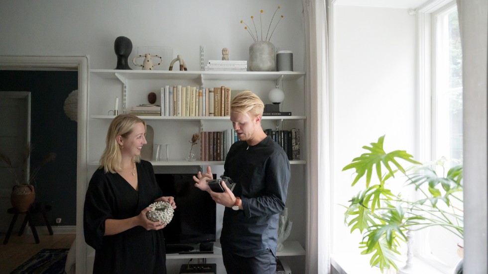Karin Ljung och Erik Josefsson stajlar bland annat objekt inför försäljning. Deras jobb handlar om att lyfta fram bostaden och få den att sticka ut i mängden.