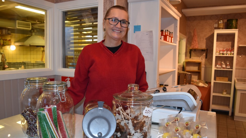 Cecilia Jonsson driver Karamellkokeriet i Mariannelund och är orolig över hur företaget ska klara sig framöver.