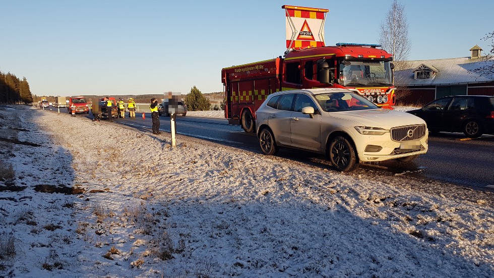 Två personbilar är inblandade i en trafikolycka norr om Blackstad.