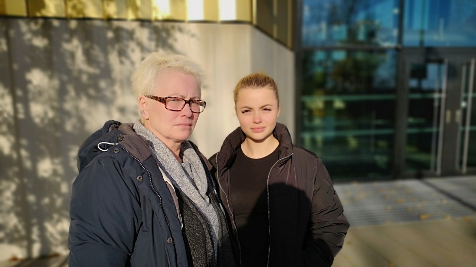 Liselotte Karlsson och dottern Nadja Backman kom till tingsrätten för att följa rättegången när dottern skulle höras. 