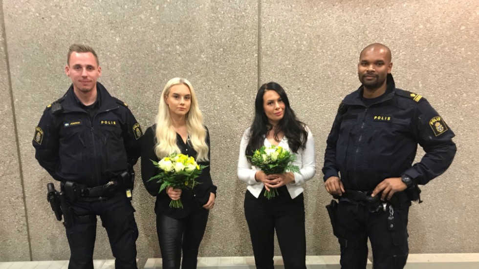 Saga Helin och Johanna Karlsson tilldelas medborgarmedalj i silver av polisregion Öst efter att ha stoppat en våldtäkt. Benjamin Prom, till höger, nominerade dem till priset.
