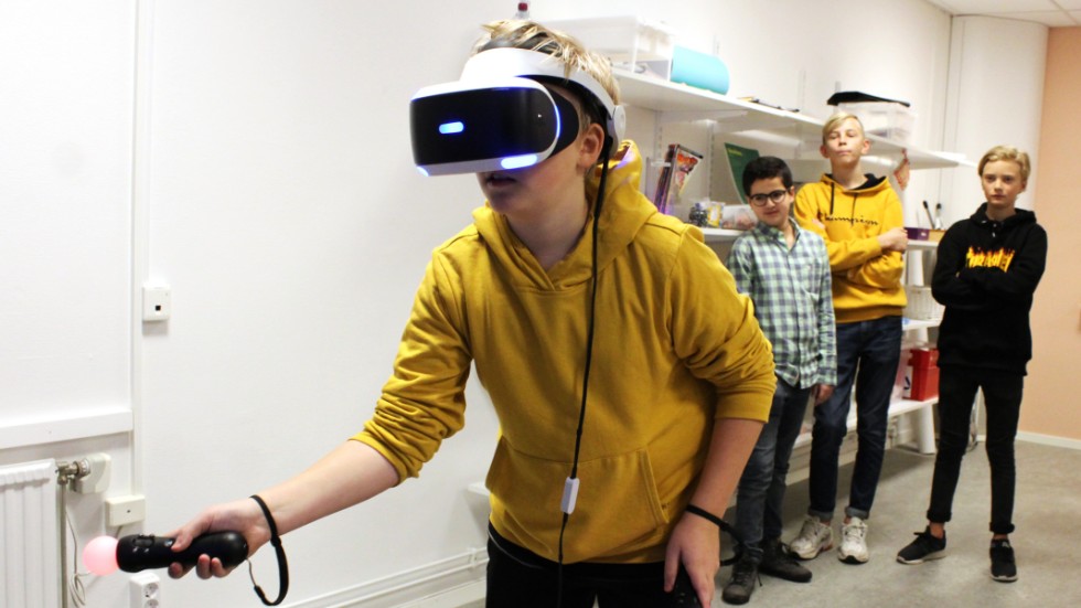 VR är det nya och inne i bibliotekets teknikrum kunde man både tävla med robotar, och spelar VR-spel.