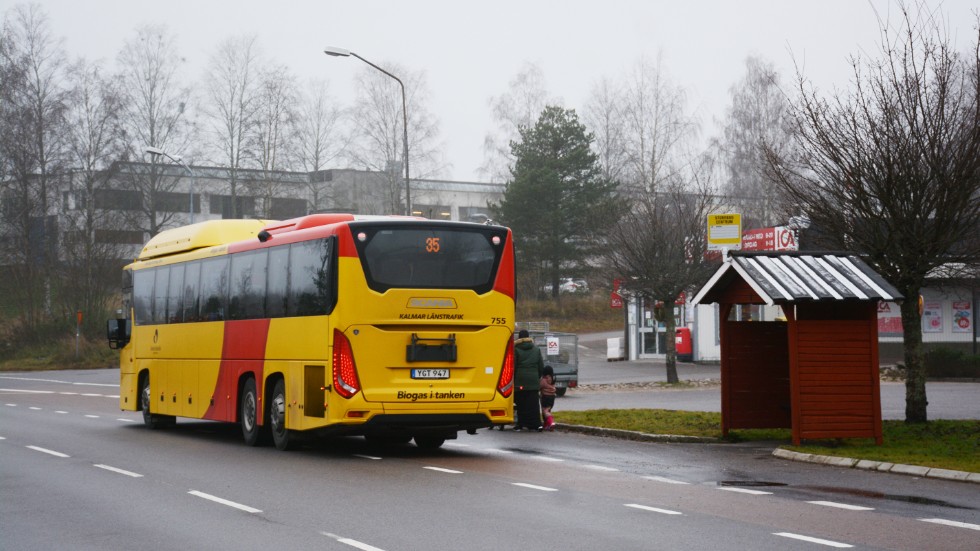 I dag finns tre hållplatser i Storebro samhälle. När den nya hållplatsen vid riksvägen är klar nästa höst blir det färre bussar som kör genom centrum.