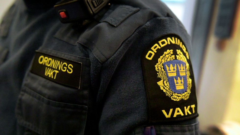 Två män i 25-årsåldern misstänks ha hotat ordningsvakter utanför en krog i Uppsala.