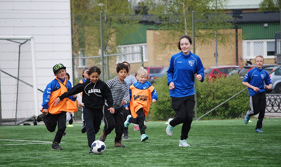 Prova på-fotboll på samverkansdagen mellan IFK Råneå och skolan. Bilden är från 2016. Nu planerar kommunen att ändra på förutsättningarna för områdesgrupperna.