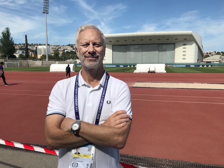 Anders Lindblad, sportjournalist på Svenska Dagbladet sedan 1988 och sedan 2012 tidningens sportkrönikör och sekreterare i Bragdjuryn, skriver om rötterna, tryggheten och idrotten.