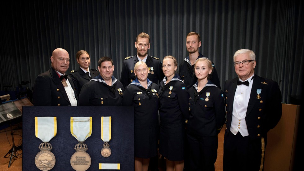 Gänget som fick årets medaljer av Kungliga örlogsmannasällskapet nyligen. Gnestabon Håkan Palm står längst bak till höger.
