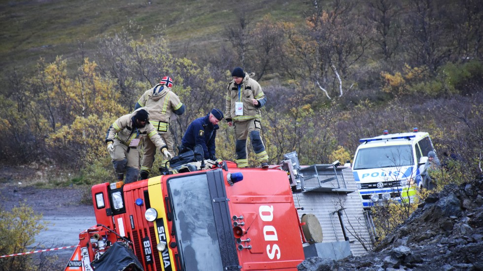 En brandbil har vält till följd av ett stenras. Styrkor från Norge och Svreige arbetar sida vid sida under övningen. 