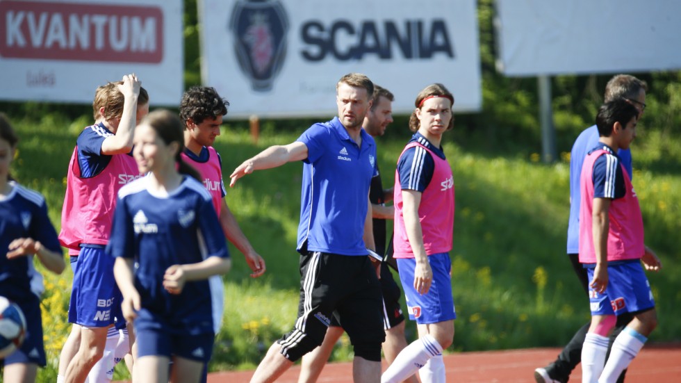 Viktor Nilsson (trea från höger) har förlängt sitt avtal med IFK Luleå.