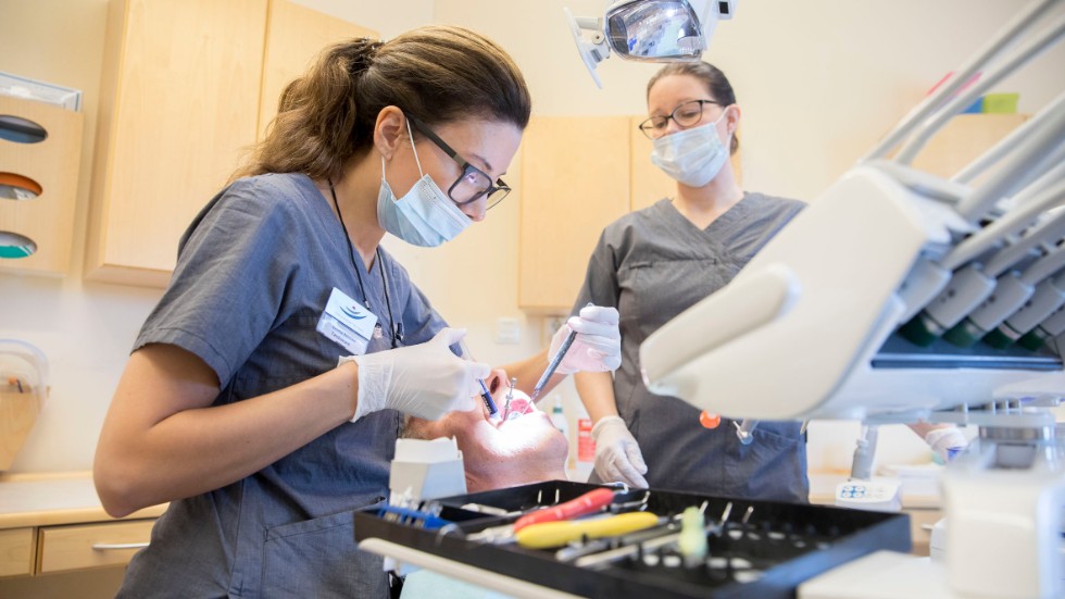 Tandläkare Emma Nilsson behandlar patienten Ove Ringsby tillsammans med tandsköterskan Maria Karlsson på Folktandvården i Katrineholm. Bilden är tagen vid ett tidigare tillfälle.