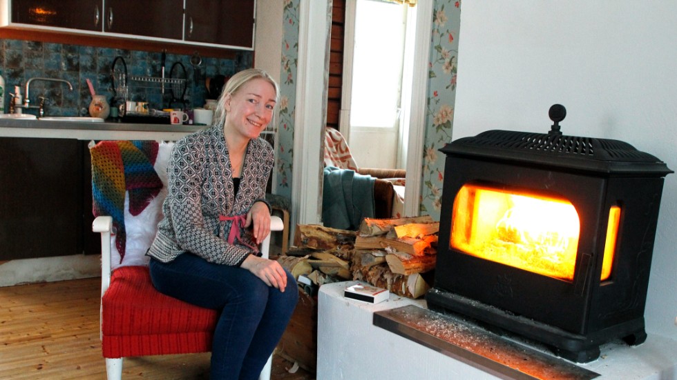 Det var den här bilden som Linda-Marie Nordberg såg framför sig när hon planerade flytten. Att sitta i en fotölj och värma sig vid elden är bara för härligt.