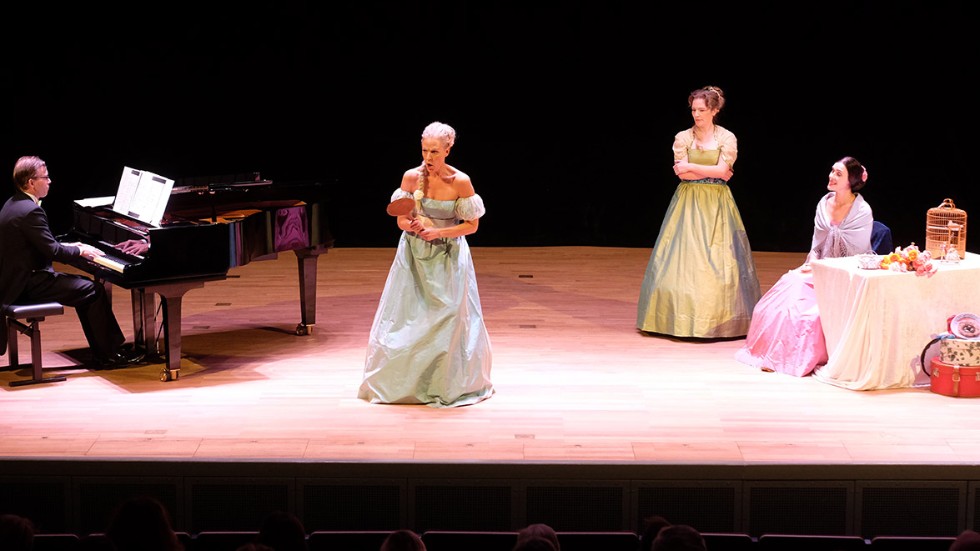 Divine Opera består av  Gabriella La,bert-Olsson, Caroline Gentele och Hanna Fritzon