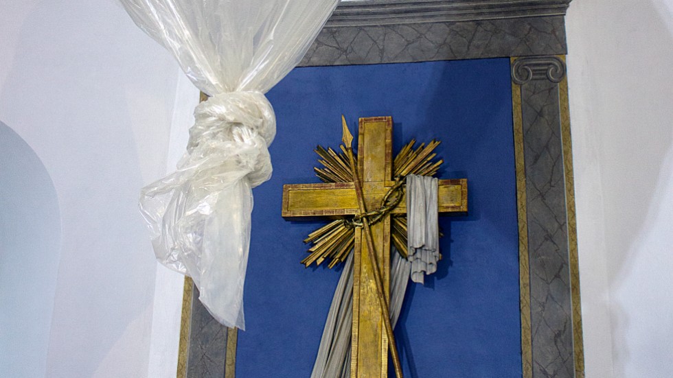 Altartavlan har fått tillbaka sin blå ursprungsfärg, och takkronorna hänger nyputsade innanför sin skyddsplast. 