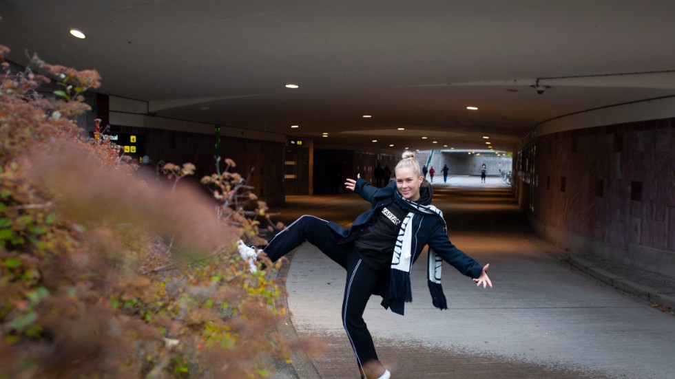Dansjobben med artisterna har blivit fler och fler med åren och nu livnär sig Pauline Eddeborn från Mjölby sig på det hon älskar allra mest.