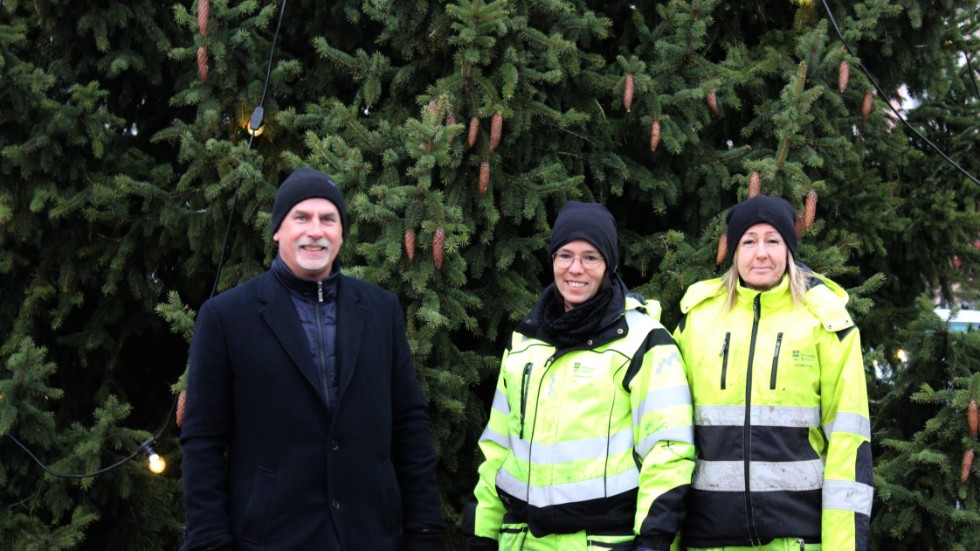Det är Tomas Larssons första år som ansvarig driftschef för julbelysningen. "Belysningen ligger mig varmt om hjärtat." säger han. Här tillsammans med Mikaela Johansson (mitten) och Carin Holmberg, som arbetat med att sätta upp belysningen.