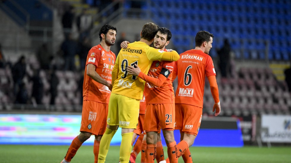 Lagkaptenen Anel Rashkaj kramar om AFC-målvakten Ihor Levchenko som gjorde en jätteräddning i 90:e minuten.