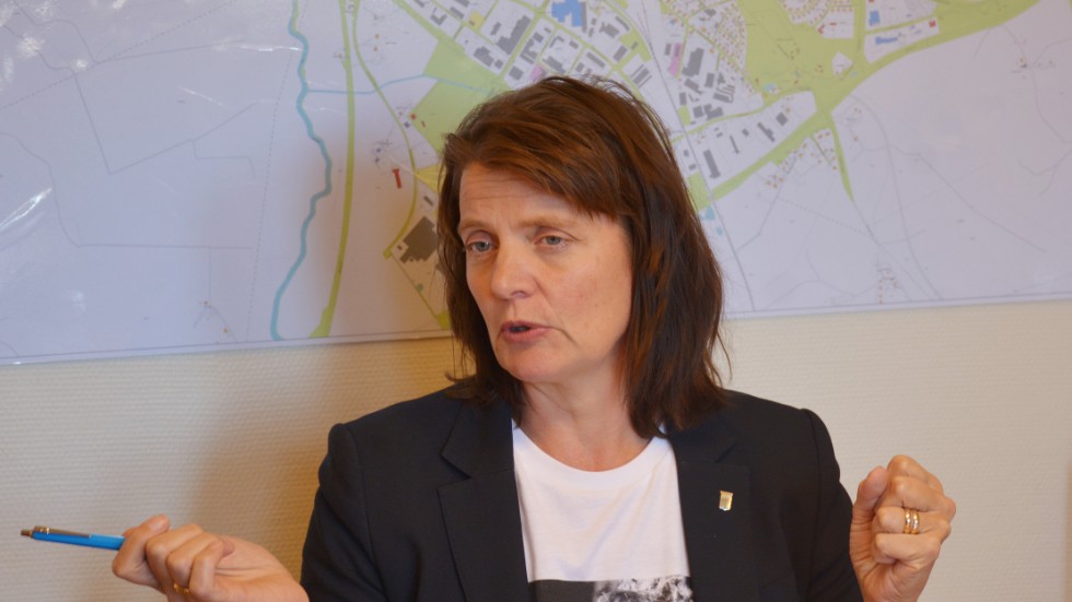 Ingela Nilsson Nachtweij (C) har formellt kvar sina uppdrag i kommunstyrelsen till den 9 januari med fullt arvode, men är arbetsbefriad på grund av det bristande förtroende som fyra partier riktat mot henne.