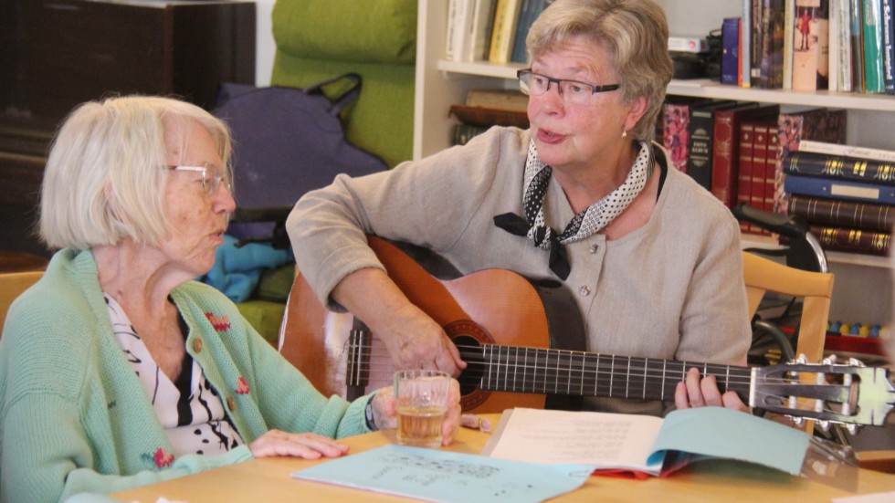Yvonne Löfsved och Marianne Nilsson sjunger tillsammans.