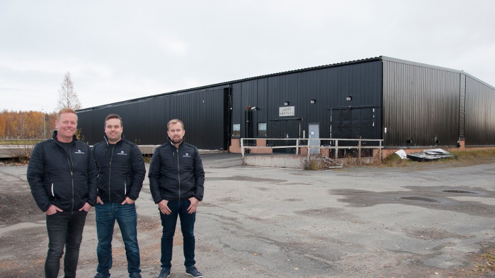 Nya ägarna Johan Ekström, Gabriel Olsson och Joel Mattsson framför förrådet på Miotomten som ska bli deras nya husfabrik"Vi tror på den här satsningen".