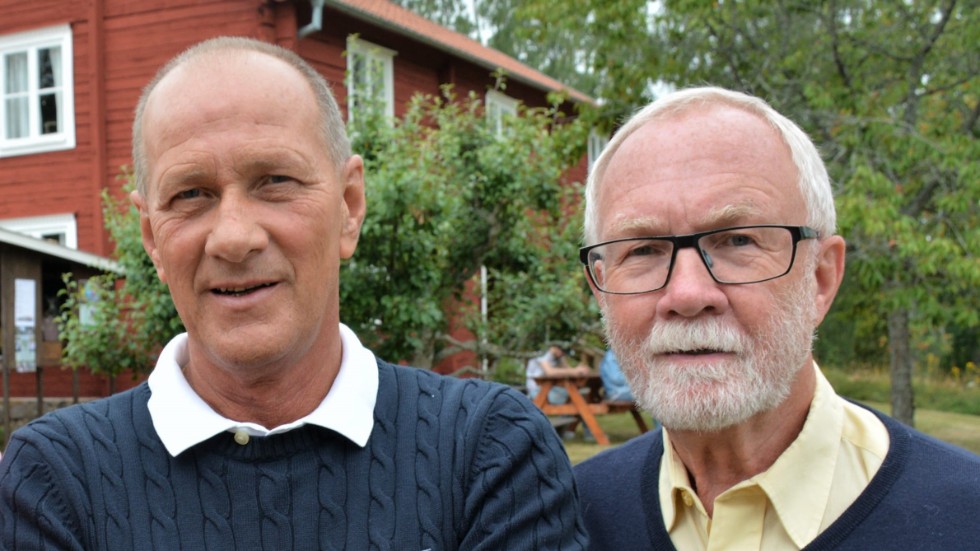 Sven Karlsson t.v. och Nils-Erik Pettersson t.h. lämnar sina uppdrag som ordförande respektive sekreterare i Djursdala SK. 