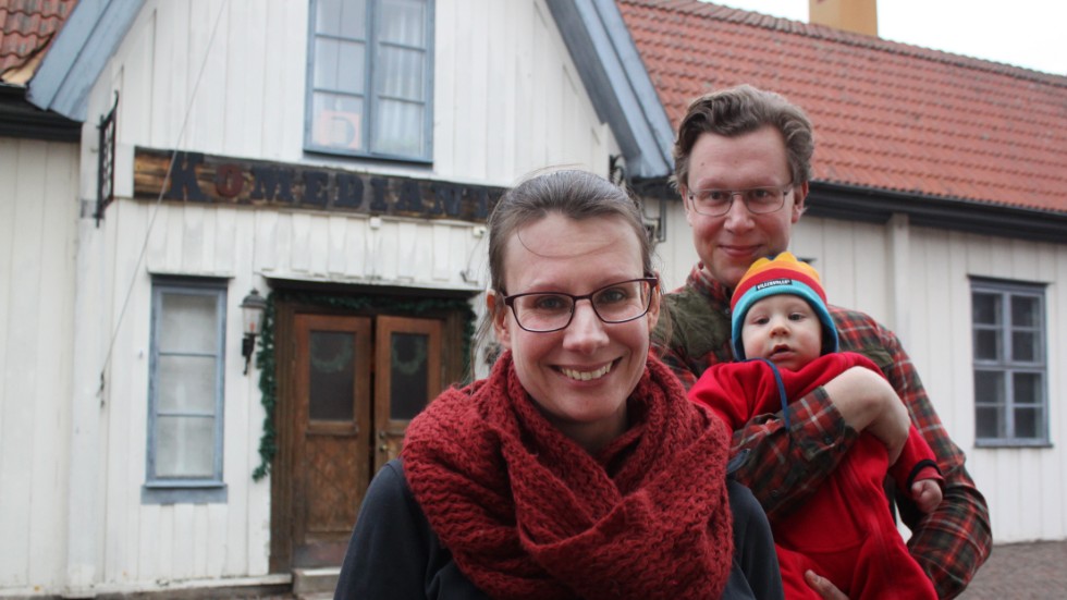 "Trivseln sitter i väggarna på det här huset". Hanna Svensson och Christopher Månson har huvudansvaret för julfirandet på teatern. Sonen Ville verkar nöjd med upplägget.