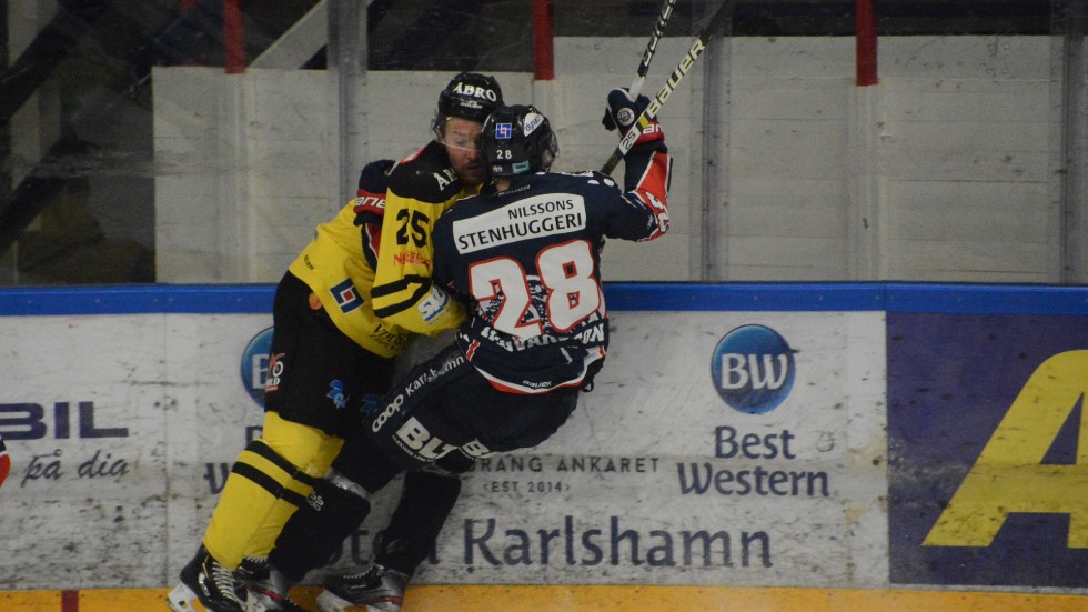 Vimmerby Hockeys Linus Ljung i duell med Mörrums Adam Ingvarsson. 