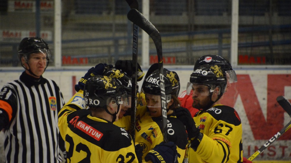 Vimmerby Hockey firar efter ett av målen som tog dem till tre poäng borta mot Hanhals. 