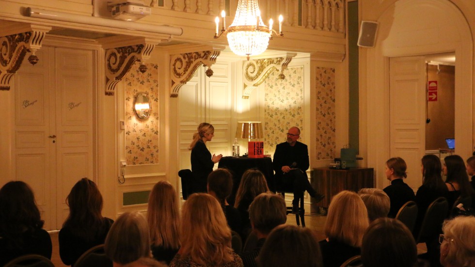 Fullsatt till sista plats. 140 personer besökte premiären för Litterär salong i Vimmerby, där Pekka Mellegård och Matilda Gustavsson samtalade kring hennes senaste bok.