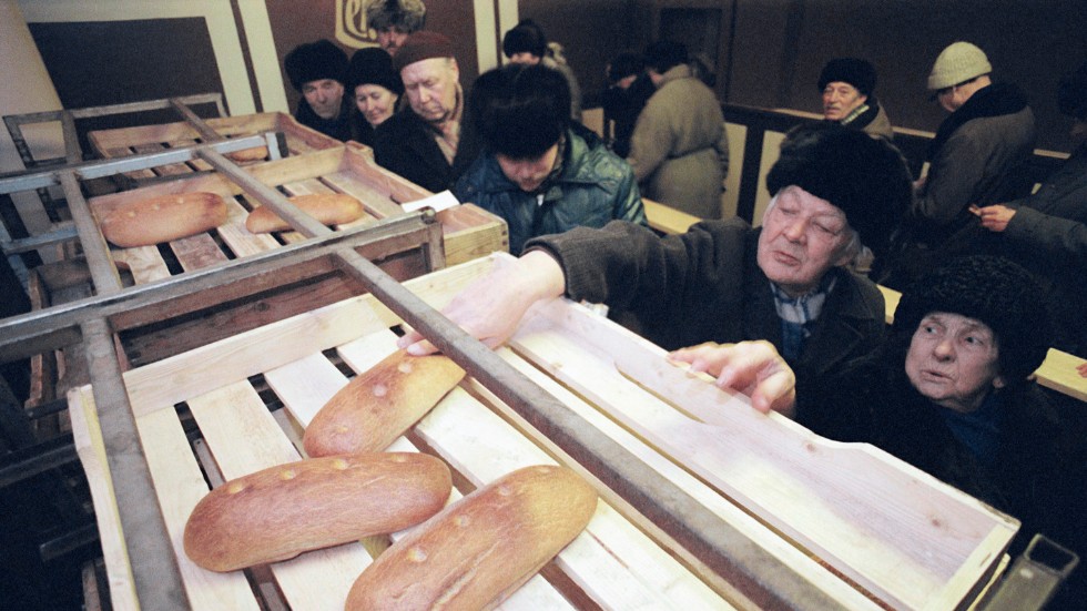 1992 rådde hyperinfaltion i Estland som raderade ut pensionärernas besparingar. De tvingades köa för sin dagliga ranson på 800 gram bröd.