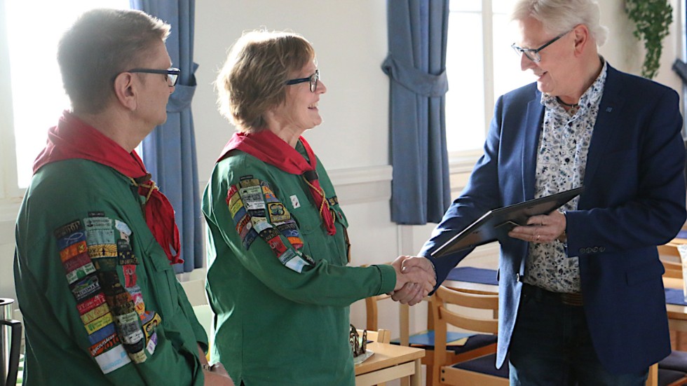 Christina och Per-Åke Thorstensson fick ta emot KDs Vitsippspris av Anders Andersson, som en uppskattning för många års arbete som scoutledare i Mörlunda.