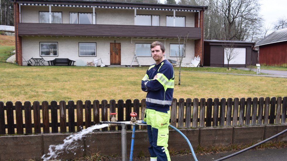 Adam Bengtsson, fältarbetare, vid en av brandposterna.
Han konstaterar att det i dagsläget inte finns några restriktioner i arbetet i kommunen på grund av vattenbrist.