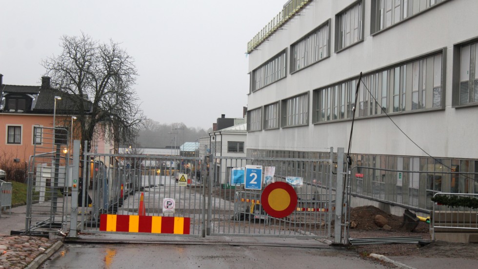 När nya vårdcentrum står färdigt kommer trafiken öppnas upp mellan Kulturhuset och Vallonplatsen och vägen blir ett lågfartsområde.