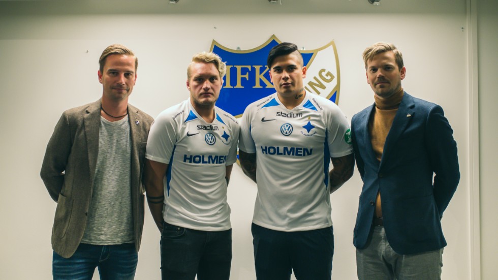 IFK Norrköping gör en ny satsning på e-sport. Klubbdirektören Jens Magnusson och marknadschefen Robin Bornehav här tillsammans med två nya spelare, Simon Eriksson och Douglas Dahlberg.