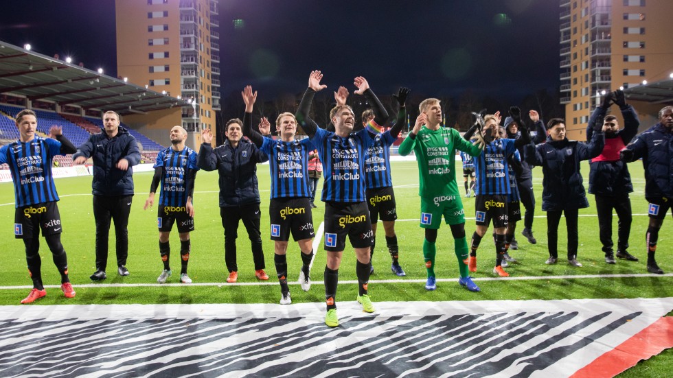 Sirius jublar tillsammans med fansen efter att det allsvenska kontraktet säkrades på Tunavallen i Eskilstuna.