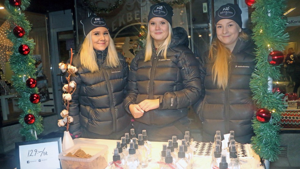 Saga Oskarsson, Tindra Grönberg och Ella Olofsson driver UF-företag där de säljer linnevatten.