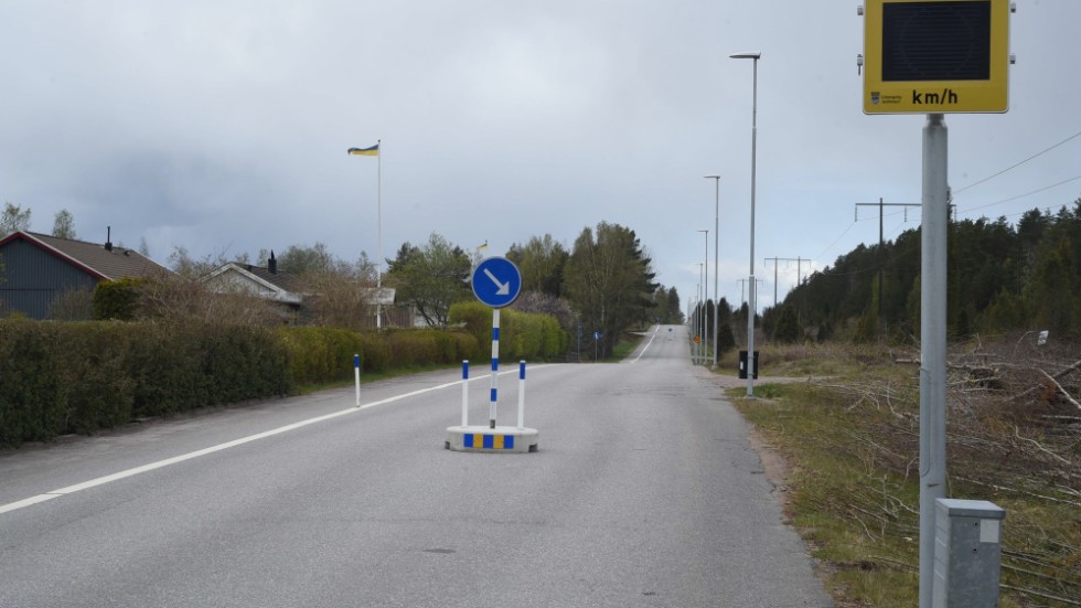 Två trafiköar och en skylt som visar vilken hastighet man håller har placerats ut på Astrid Lindgrens gata i Vimmerby.