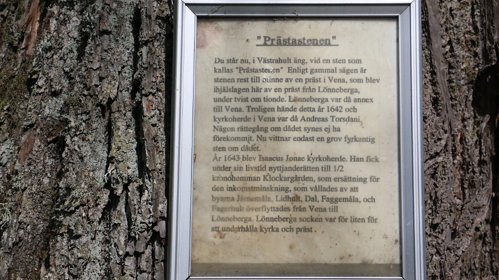 En inramad tavla på en av de uråldriga träden i Västrahults ängar berättar varför Prästastenen står där den står.