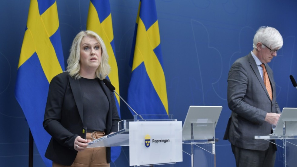 Socialministern Lena Hallengren och Johan Carlson, generaldirektör på Folkhälsomyndigheten.
