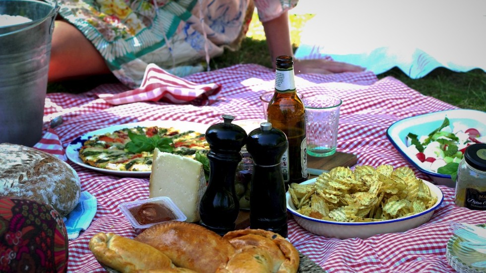 En picknick i parken är det perfekta sättet att umgås i dessa tider. Avstånd och god mat i lyckad förening.