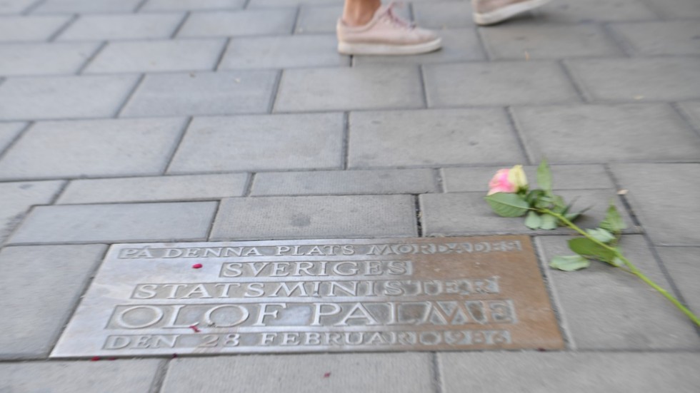 Rosor vid platsen där statsminister Olof Palme mördades på Sveavägen.